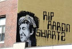 Graffito riportante la scritta "RIP Aaron Swartz" dell'artista BAMN, a Brooklyn